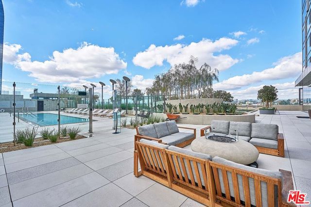 889 Francisco Street, Los Angeles CA: https://media.crmls.org/mediaz/ec9cbdd8-b84b-4d40-a77c-70a445ed3234.jpg