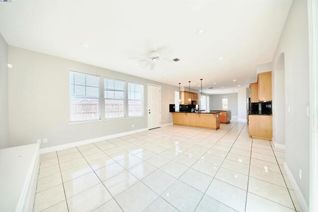 1069 Dry Creek Ct, Lathrop CA: https://media.crmls.org/mediaz/ec9d324f-103a-4912-bcb7-a8d9c0a2cce6.jpg