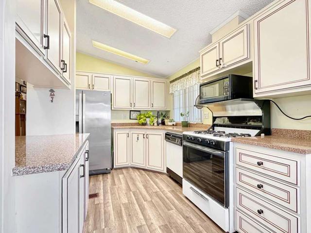 81713 San Cristobal Avenue, Indio CA: https://media.crmls.org/mediaz/ec9d409e-0848-4bb4-96c4-955f95c073af.jpg