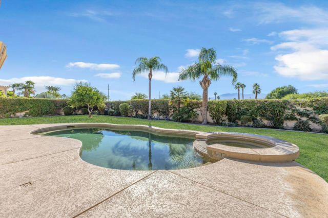 29 Calle La Reina, Rancho Mirage CA: https://media.crmls.org/mediaz/ec9d840c-d02f-493b-8c76-2e269e79f7a3.jpg