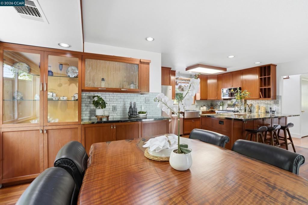 https://media.crmls.org/mediaz/ec9dcbd1-28eb-4a35-9206-4dd12c156411.jpg?preset=X-Large