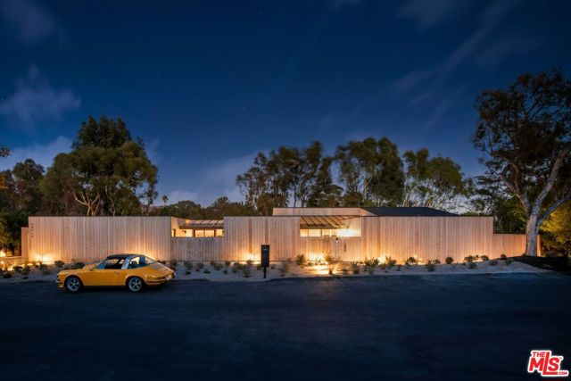 28779 Sea Ranch Way, Malibu CA: https://media.crmls.org/mediaz/ec9e59ea-f5ec-4211-badc-efa8c99c1599.jpg