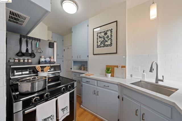 492 Staten Ave, Oakland, California 94610, 2 Bedrooms Bedrooms, ,2 BathroomsBathrooms,Condominium,For Sale,Staten Ave,41065554