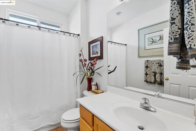 907 Snapdragon Way, Brentwood CA: https://media.crmls.org/mediaz/ec9fc89d-2381-475a-97de-0e1f5c3444c5.jpg