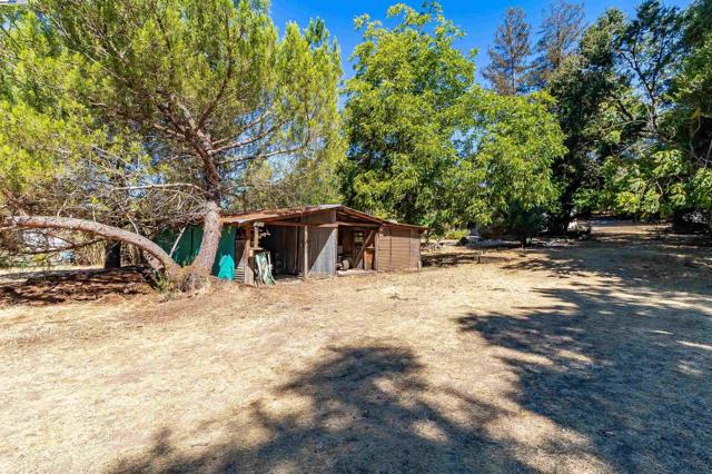 1069 Coombsville Rd, Napa CA: https://media.crmls.org/mediaz/ec9fc9fc-2ea6-4c47-a9be-ae0077f05a1d.jpg