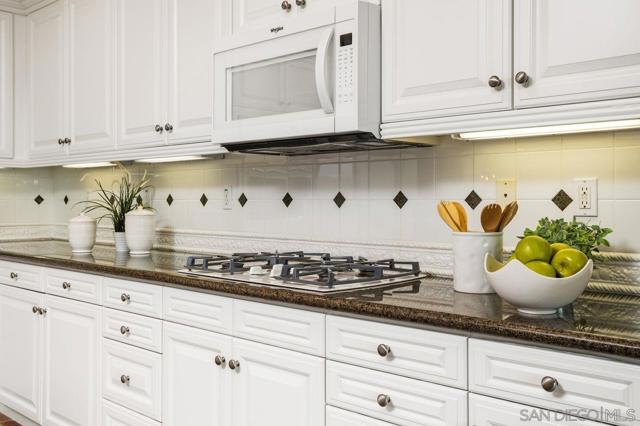 914 Lantana Ct, San Marcos CA: https://media.crmls.org/mediaz/eca10cca-d89d-4cbe-b3bc-39115ee2765f.jpg