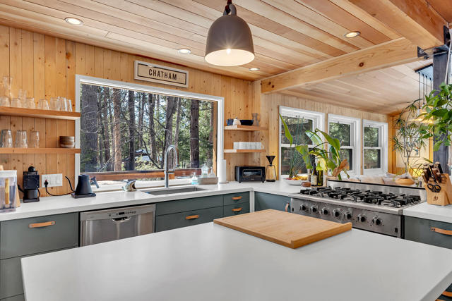 26299 Tahquitz Drive, Idyllwild CA: https://media.crmls.org/mediaz/eca1813f-b1aa-40de-8069-395a21a42983.jpg