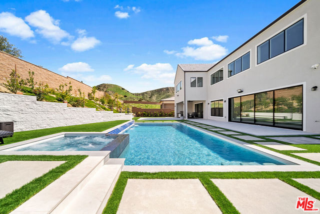 12553 N Ridgeline Road, Porter Ranch CA: https://media.crmls.org/mediaz/eca1bd47-aa43-4817-a397-31943058d724.jpg