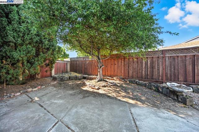 3419 Del Valle Cir, San Leandro CA: https://media.crmls.org/mediaz/eca2c655-e4f4-4354-9706-fb3b5434559a.jpg