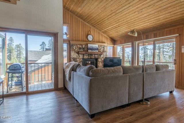 435 Lakeview Boulevard, Mammoth Lakes CA: https://media.crmls.org/mediaz/eca321ae-e34d-4495-9f02-bf03ddda65b7.jpg