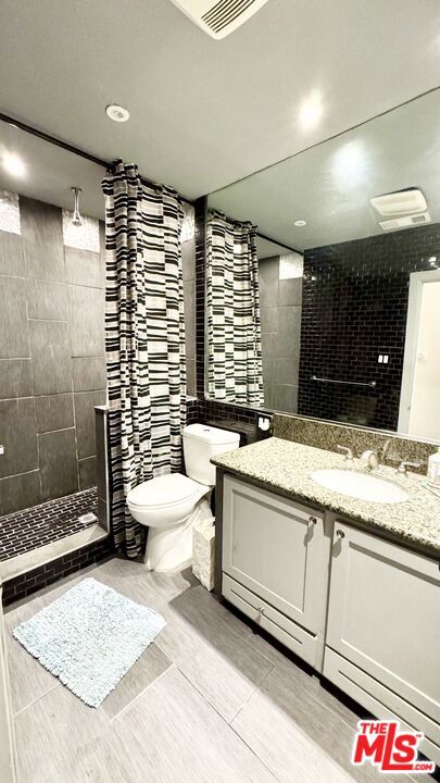 800 N Hobart Boulevard, Los Angeles CA: https://media.crmls.org/mediaz/eca3ecf5-a0cf-4485-ae91-e2c6358b1cd4.jpg