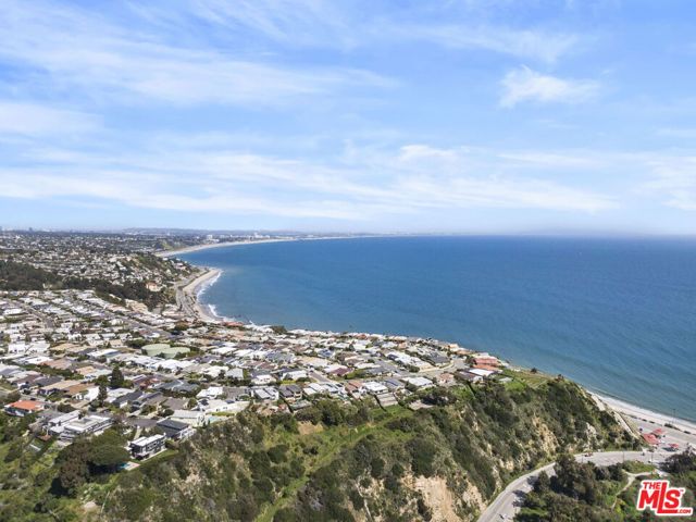 18461 Clifftop Way, Malibu CA: https://media.crmls.org/mediaz/eca4590f-872f-42d2-8978-0db34e5f24b5.jpg