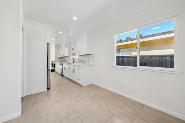 700 Gull Avenue, Foster City CA: https://media.crmls.org/mediaz/eca596db-a754-4597-b300-7218e01a49c6.jpg