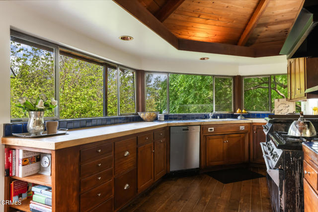 Detail Gallery Image 25 of 77 For 4254 Chevy Chase Dr, La Canada Flintridge,  CA 91011 - 6 Beds | 4 Baths