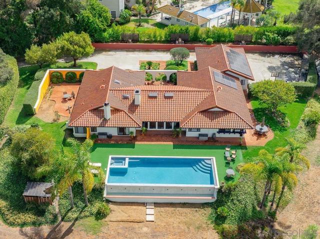 11 Country Glen Rd, Fallbrook CA: https://media.crmls.org/mediaz/eca69e45-9ddf-49ef-b659-2b8e1e4dee42.jpg