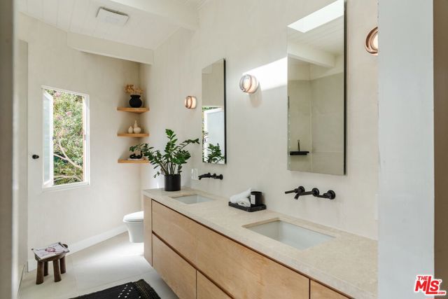 2145 Sunset Crest Drive, Los Angeles CA: https://media.crmls.org/mediaz/eca81a7e-faa4-4398-913e-15c3d46425ba.jpg