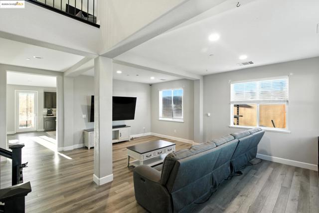 536 Aster St, Vacaville CA: https://media.crmls.org/mediaz/eca8da66-d37b-4e92-96d8-049b6d6a9188.jpg