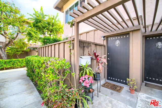4575 Inglewood Boulevard, Culver City CA: https://media.crmls.org/mediaz/eca96de2-bdce-4d7b-8afd-7de0609bfc11.jpg