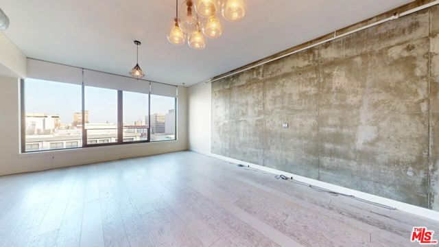 1111 S Grand Avenue, Los Angeles CA: https://media.crmls.org/mediaz/ecaa035f-a994-4d51-a18f-33e290fc935c.jpg