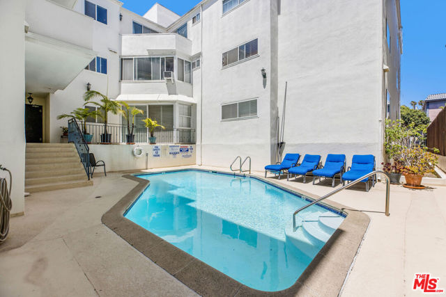 930 3rd Street, Santa Monica CA: https://media.crmls.org/mediaz/ecaa1e48-1775-460d-b1f5-f60ca6473f62.jpg