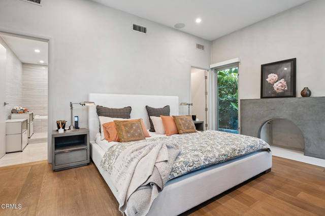 Detail Gallery Image 18 of 41 For 329 Westbourne Dr, West Hollywood,  CA 90048 - 2 Beds | 3 Baths