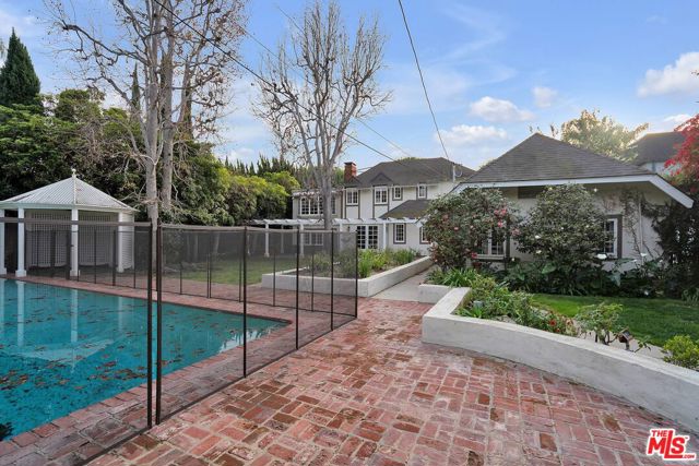 618 N Rodeo Drive, Beverly Hills CA: https://media.crmls.org/mediaz/ecab9adf-8547-4eed-8fca-ac5d4e6d299c.jpg