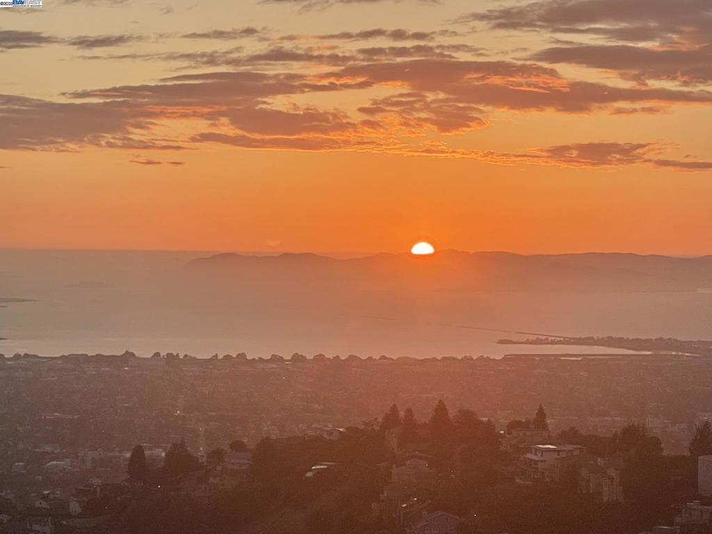 https://media.crmls.org/mediaz/ecabaccc-43e6-491e-9e84-467008ea760d.jpg?preset=X-Large