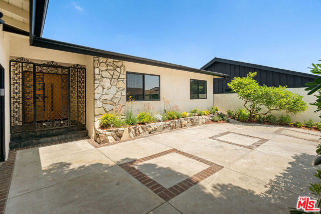 4731 Don Miguel Drive, Los Angeles CA: https://media.crmls.org/mediaz/ecac325e-dcd7-4db6-967c-6158a7dc917a.jpg