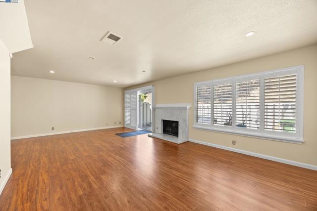 34 Chimney Rock, Oakland CA: https://media.crmls.org/mediaz/ecaceee4-7ecc-437b-b6e8-7e5e0506c151.jpg