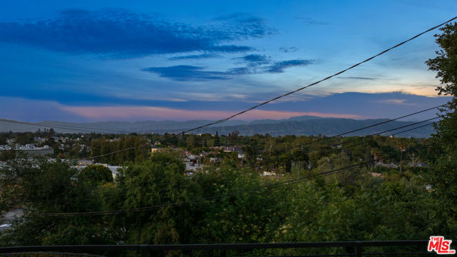 11775 Laurelwood Drive, Studio City CA: https://media.crmls.org/mediaz/ecad1277-dceb-4802-9811-6959443520ba.jpg