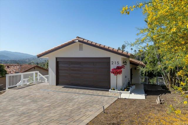 Detail Gallery Image 3 of 37 For 215 Cranston Crest, Escondido,  CA 92025 - 3 Beds | 2 Baths