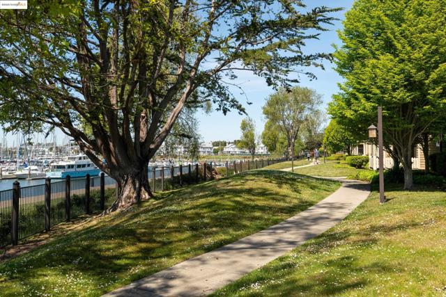 197 Lakeshore Ct, Richmond CA: https://media.crmls.org/mediaz/ecae0372-fa3c-4eea-b315-6c64a5d4008e.jpg