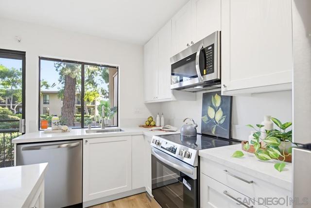 7858 Cowles Mountain Ct, San Diego CA: https://media.crmls.org/mediaz/ecae862a-29db-43e1-a1a8-02373217d214.jpg