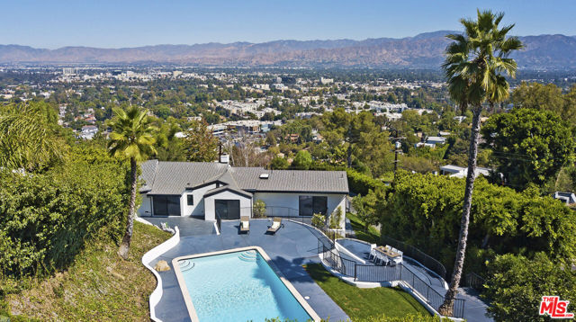 3712 Berry Drive, Studio City CA: https://media.crmls.org/mediaz/ecae87b8-5b96-49e6-a771-d164a1ee389a.jpg