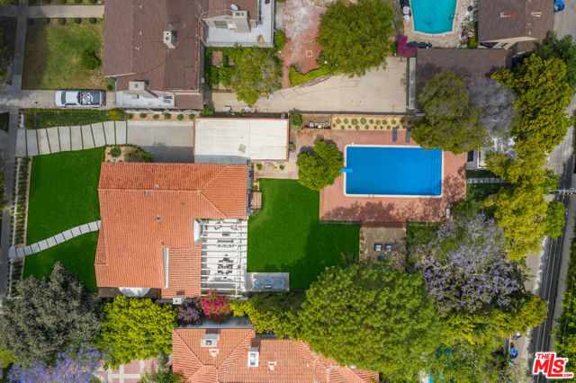 712 N RODEO Drive, Beverly Hills CA: https://media.crmls.org/mediaz/ecaf9fd7-6b30-4b5a-9f62-cc7056ab56e4.jpg