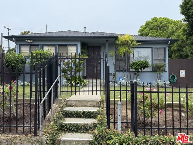 1808 Euclid Street, Santa Monica CA: https://media.crmls.org/mediaz/ecb035f8-702a-4e57-9c2e-1239e2a7b769.jpg