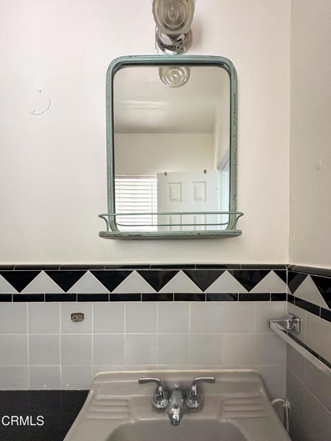 982 N Hoover Street, Silver Lake CA: https://media.crmls.org/mediaz/ecb0825f-bbaa-4825-ad3c-14449f57e1ac.jpg