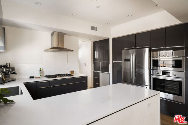 820 N Formosa Avenue, Los Angeles CA: https://media.crmls.org/mediaz/ecb1582b-81c6-476d-98c8-03b6b797e76a.jpg