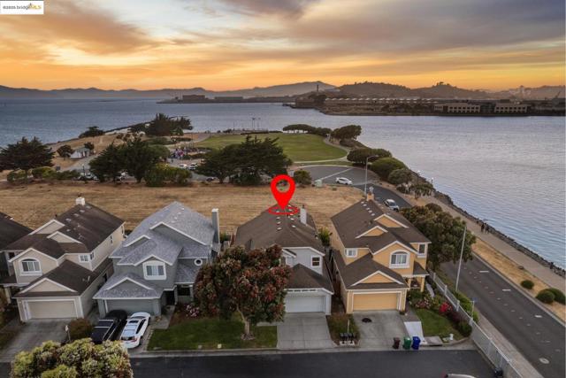 3 Harbor View Dr, Richmond CA: https://media.crmls.org/mediaz/ecb22d6d-26ee-40ac-8390-47afc688f364.jpg