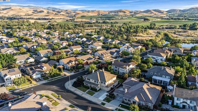 787 Barleta Ln, Livermore CA: https://media.crmls.org/mediaz/ecb2d4f7-6c79-4c9a-9755-6fca3470b5c2.jpg