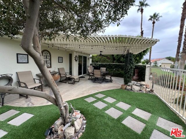 43570 Via Majorca, Palm Desert CA: https://media.crmls.org/mediaz/ecb37419-bab9-4500-9890-55979d870929.jpg