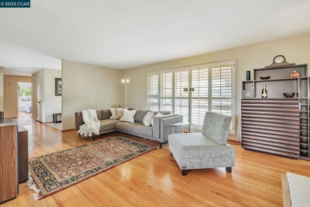 92 Gaywood Pl, Moraga CA: https://media.crmls.org/mediaz/ecb3e79c-7e0e-49c1-b4c4-0ababa7178d7.jpg