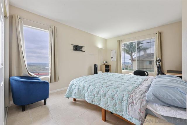 2176 Pointe Pkwy, Spring Valley CA: https://media.crmls.org/mediaz/ecb43c51-3757-4b78-a818-8877146c53f7.jpg