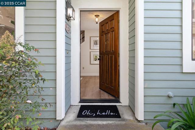 23 Shepardson Ln, Alameda CA: https://media.crmls.org/mediaz/ecb44de2-e8dd-4f52-9f1c-09485ac0a5c4.jpg