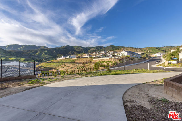 20668 W Hummingbird Court, Porter Ranch CA: https://media.crmls.org/mediaz/ecb59fe6-c769-4b99-8835-93976eec21fe.jpg