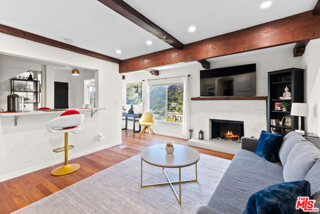 1923 Sunset Plaza Drive, Los Angeles CA: https://media.crmls.org/mediaz/ecb728ad-8c27-4aee-b3fe-741e81133454.jpg