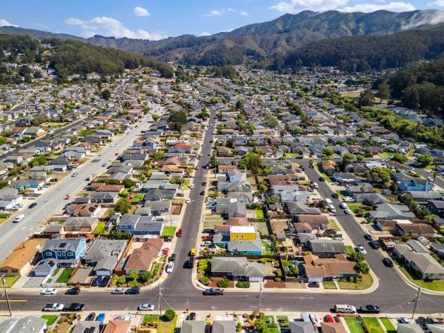 652 Montezuma Drive, Pacifica CA: https://media.crmls.org/mediaz/ecb75b90-c62a-418a-b30c-708769b1cf4e.jpg