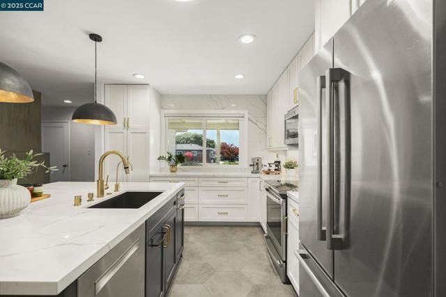 3930 Cottonwood Drive, Concord CA: https://media.crmls.org/mediaz/ecb79727-072a-47a3-85d3-4ff1bbb11032.jpg