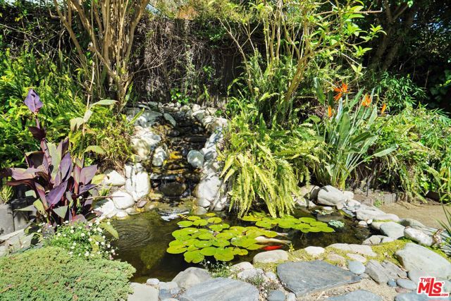30612 Sicomoro Drive, Malibu CA: https://media.crmls.org/mediaz/ecb83336-79ec-42a1-8e51-fc75f2a0b3e3.jpg
