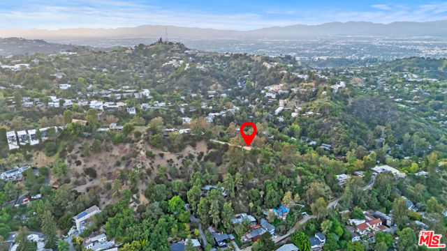 8815 Crescent Drive, Los Angeles CA: https://media.crmls.org/mediaz/ecb8d693-64d1-4449-bb46-47819f87c4aa.jpg